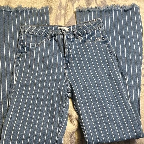 678. Cello juniors size 7 striped flare jeans with frayed hem - Picture 4 of 10